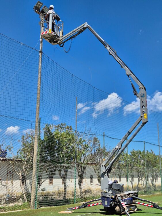 Sostituzione dei proiettori con LED al Lido Smeraldo di Frigole