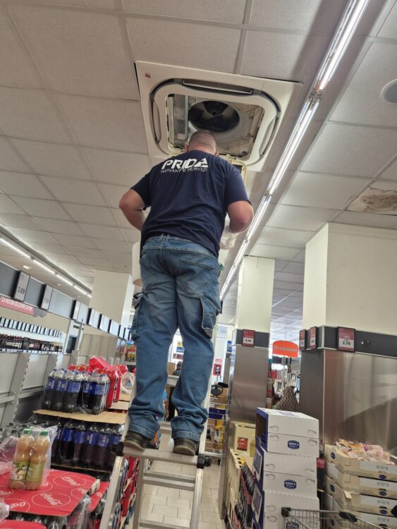Pulizia e manutenzione del climatizzatore a cassetta presso Lidl