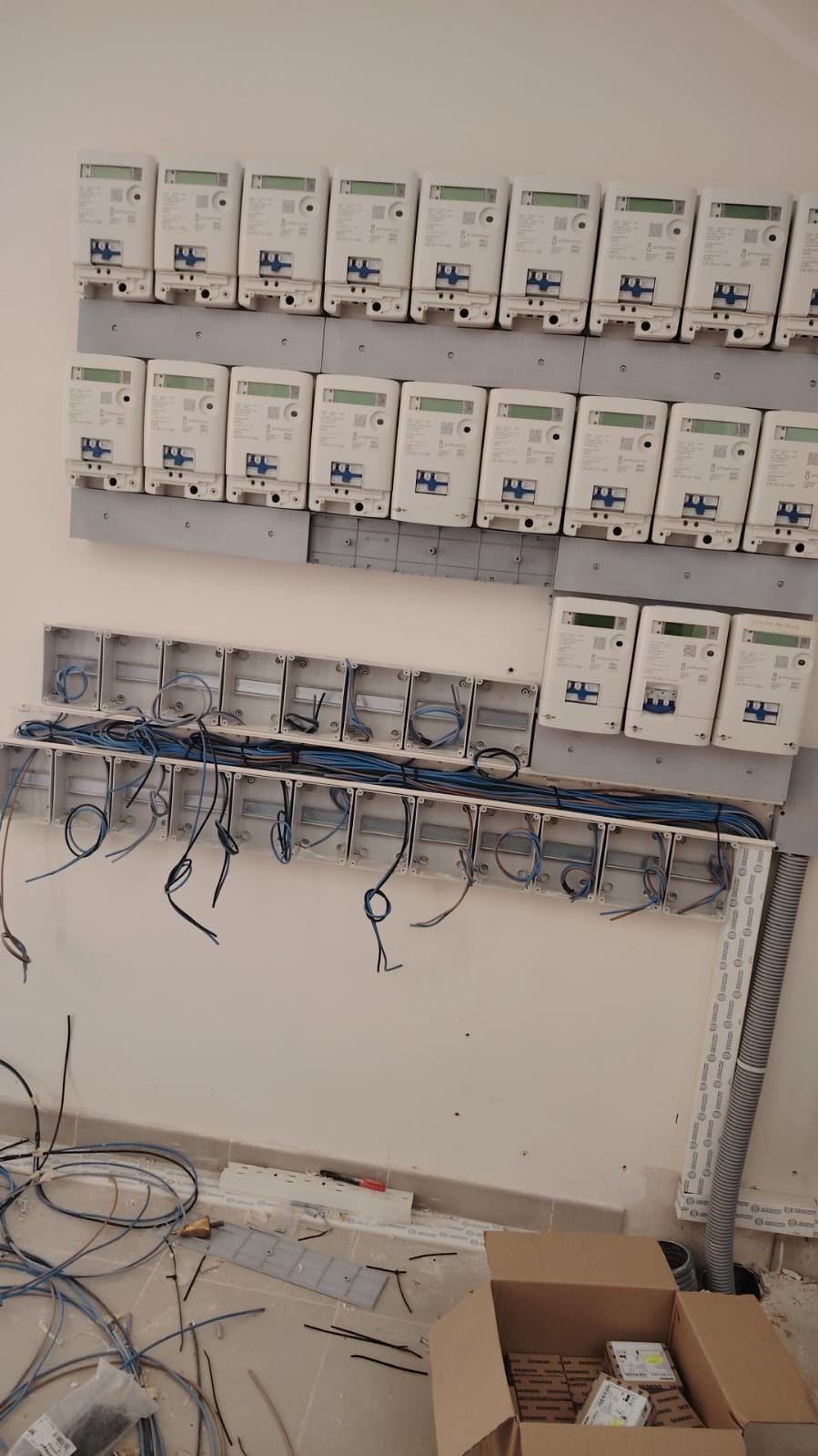 Installazione dei quadretti elettrici in un nuovo condominio a Lecce